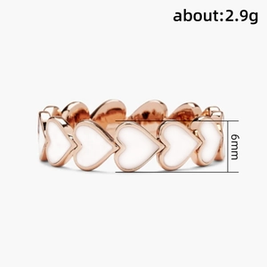 Détail d'une bague en forme de cœur or rose avec émail rose et mesure de 6 mm de large