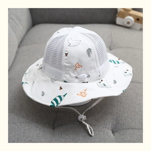 Dettaglio cappello sole bimbo con corona a rete traspirante e stampe marine