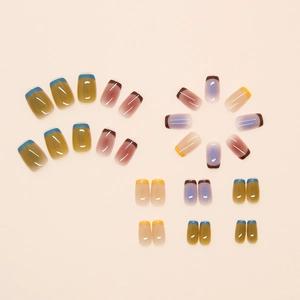 Faux ongles courts colorés pour enfants avec design bonbon et finition brillante éclatante