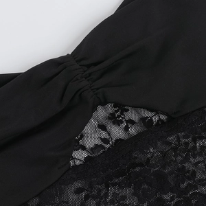 Detail von schwarzer Blumen-Spitze und Stoffstruktur auf einem sexy Crop Top Weste
