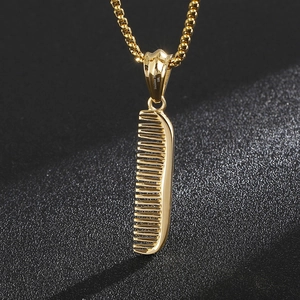 Détail du collier avec pendentif peigne en acier inoxydable doré au fini poli brillant