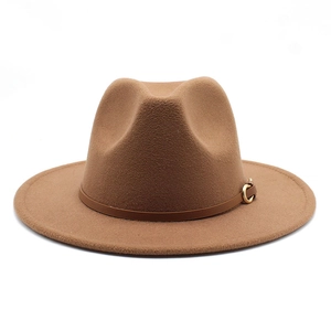 Detail van bruine vilten fedora hoed met een lederen band en gouden metalen gesp