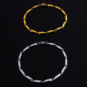 Detailansicht polierter Armbänder aus Edelstahl in Gold und Silber mit Karabinerverschluss