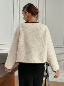 Vue arrière de la veste en polaire crème avec bordures contrastées et texture douce
