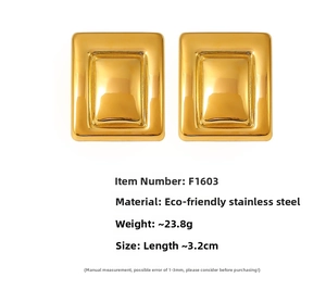 Détail de boucles d'oreilles rectangulaires en acier doré avec finition polie miroir
