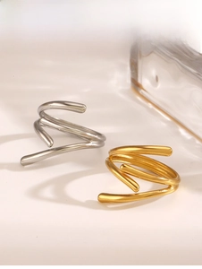 Detailed view of minimalist spiral wavy open rings in gold and silver finish