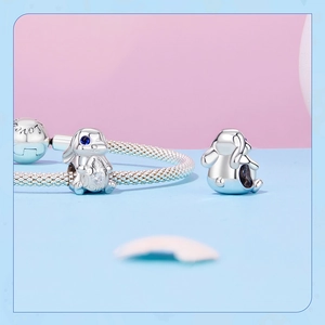 Détail du charm lapin en argent 925 avec yeux bleus et fermoir avec gravure Love