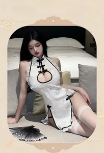 Détail de lingerie cheongsam en jacquard blanc avec découpe en cœur et liseré noir chic