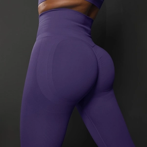 Détail du legging de yoga violet sans couture à taille haute avec empiècements en maille