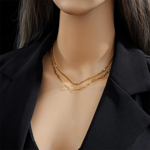 Collana a doppio strato in acciaio al titanio dorato con piccoli cristalli e catena a maglie