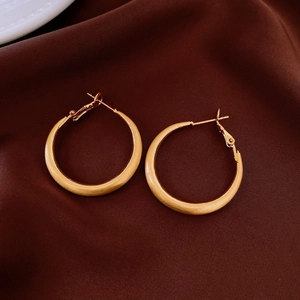 Dettaglio degli orecchini a cerchio placcati oro 18k su fondo di seta marrone
