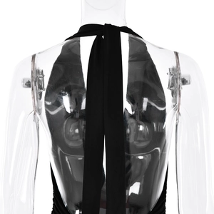 Détail du design dos nu et licou sur une robe noire élégante pour femme