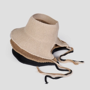 Detailansicht von Stroh-Visoren in Beige, Braun und Schwarz mit verstellbaren Bändern
