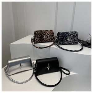 Dettaglio di borse a tracolla vintage leopardate e metallizzate con decori a stella