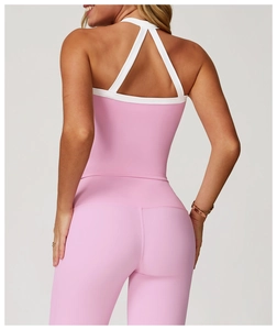 Détail du haut de yoga rose avec dos nageur et bretelles blanches contrastées