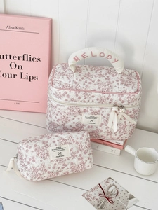 Détail du set de trousses de toilette fleuries en velours côtelé et broderie mélodie