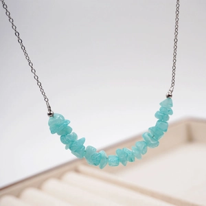 Minimalistische Titanstahlkette mit unregelmäßigem hellblauem Naturstein-Splitter