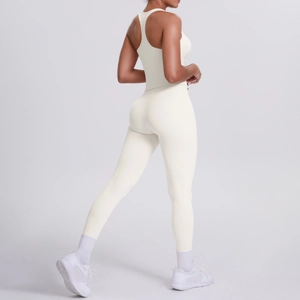 Détail de l'ensemble de sport ivoire brossé double face avec legging taille haute