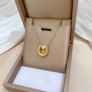 Minimalist gold titanium steel U-shaped horseshoe pendant necklace with white pearl