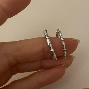 Minimalist 925 sterling silver bamboo style ring set with vintage texture on hand