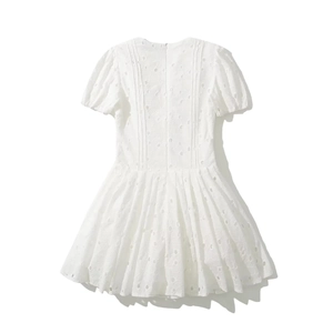 Mini robe blanche vintage française avec broderie ajourée et manches bouffantes
