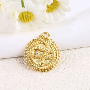 Vue macro du pendentif serpent plaqué or 14K avec zircon et fond de marguerite blanche
