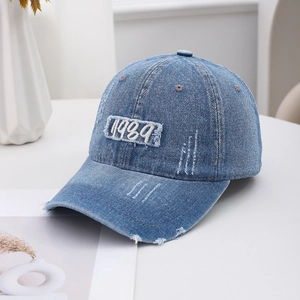 Blaue Denim-Baseballkappe im Vintage-Look mit 1984-Stickerei und stilvollen Rissen