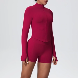 Détail du design passe-pouce et texture côtelée sur cet ensemble de yoga magenta foncé