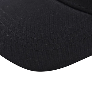 Vue détaillée des coutures parallèles et de la texture en coton de la visière de casquette