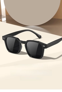 Detalle de gafas de sol cuadradas negras con remaches metálicos y fondo minimalista
