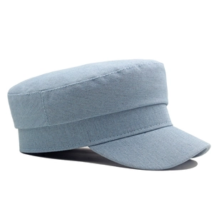 Détail de la casquette cadet en jean bleu clair avec coutures précises et design plat