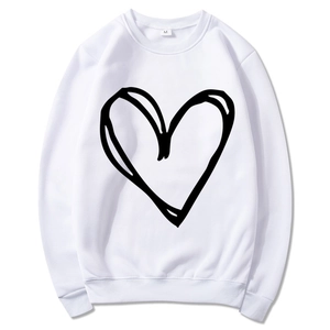Flach liegendes weißes Langarm-Sweatshirt mit minimalistischem schwarzen Herz-Grafikdruck