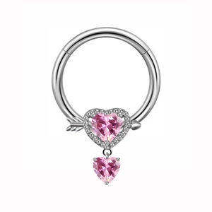 Makroaufnahme von Herz-Edelstein mit Amorpfeil auf Edelstahl-Piercingring