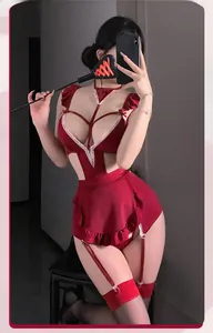 Détail de la lingerie de soubrette rouge avec bordure en dentelle blanche et accessoire coeur