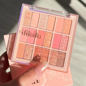 DIKALU 18-color eyeshadow palette with matte and glitter shades in peach and coral tones