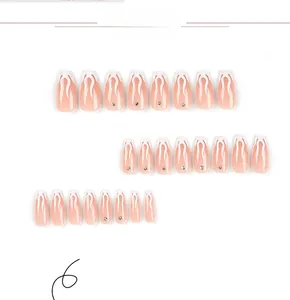 Dettaglio di unghie finte bianche flame french con strass su forma a bara lunga