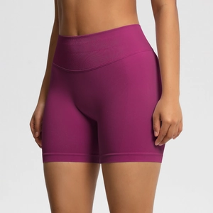 Détail de la taille haute côtelée sur le short de fitness sans couture violet foncé
