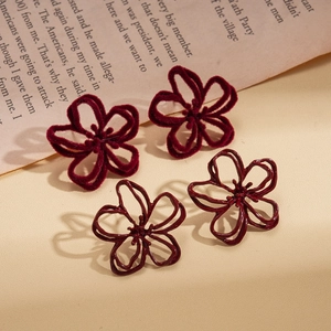 Coffret de boucles d'oreilles fleurs ajourées rouge vin avec finitions mates et brillantes