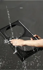 Waterdichte dubbele voerbakhouder voor huisdieren gewassen onder een sterke waterstraal