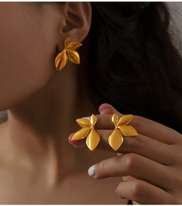 Détails des boucles d'oreilles vintage en forme de feuilles dorées en acier mat