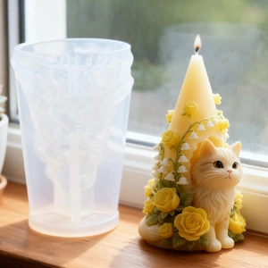 Molde de silicona y vela perfumada de gato floral en un alféizar de madera
