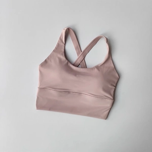 Gros plan détaillé d'un soutien-gorge de sport à maintien élevé avec bretelles croisées roses