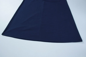 Vue détaillée de l'ourlet à double couture de cette robe sirène de couleur bleu marine