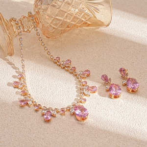 Gros plan d'un ensemble de bijoux en zircon rose en forme de goutte plaqué or chic