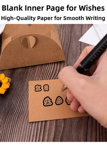 Primo piano di mini biglietto in carta kraft vintage con chiusura a cuore e superficie liscia