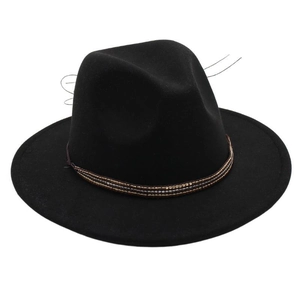 Détail d'un chapeau fedora noir en laine avec bandeau décoratif en perles marron tressées
