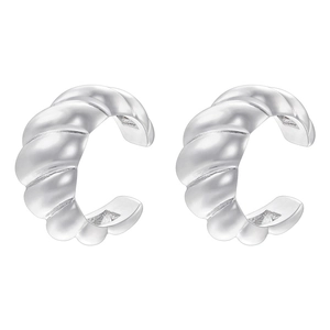 Dettaglio macro di earcuff argentati a treccia con finitura vintage lucida e strisce