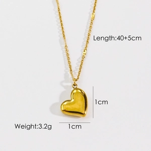 Détail du pendentif cœur montrant les dimensions de 1cm et la chaîne de 40+5cm