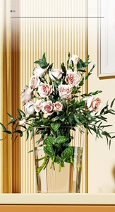 Close-up of high-transparency square acrylic bucket used as a decorative flower vase