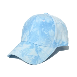Berretto da baseball tie-dye blu e bianco con visiera curva e tessuto in tela di cotone